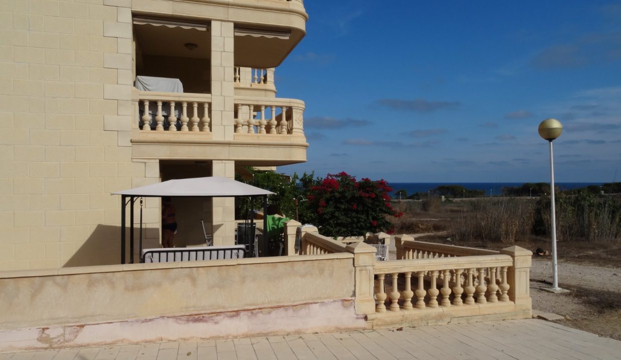 Hausansicht Terrasse Blick zum Meer