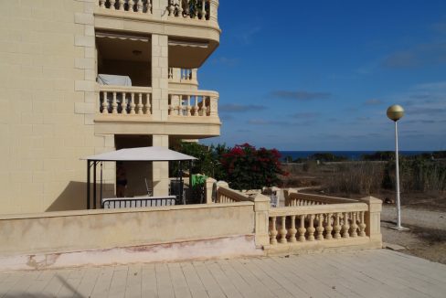 Hausansicht Terrasse Blick zum Meer